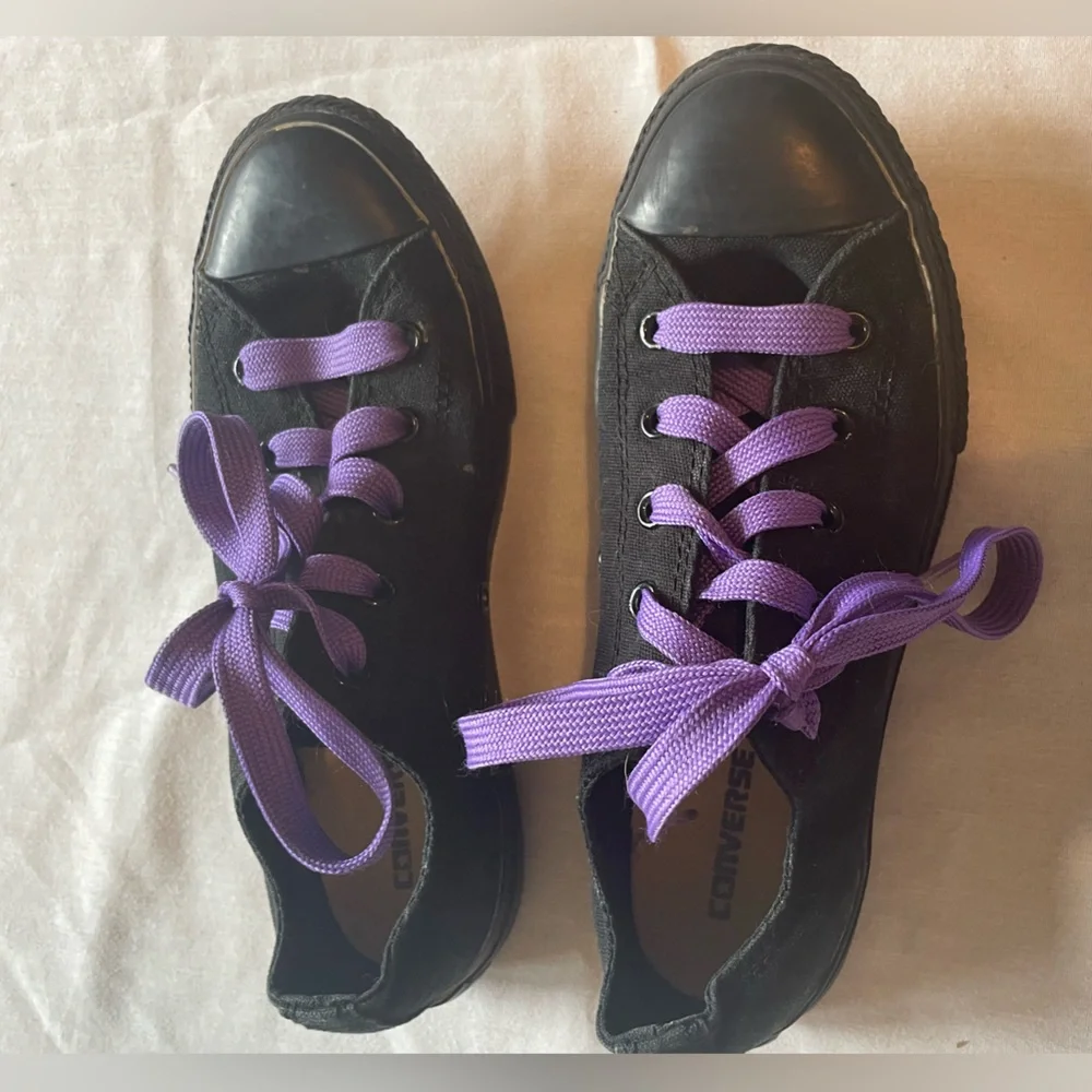 - - Black Low Top Converse Purple Laces kids size 3 EUC